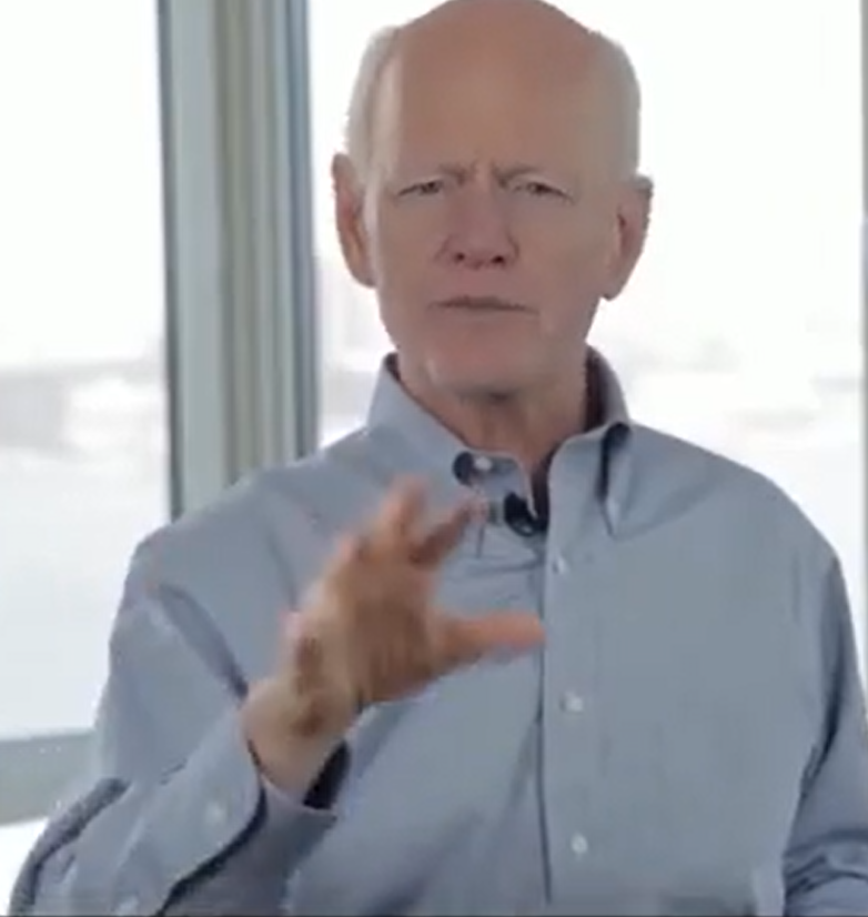 Pesquisador explica o fluxo sanguíneo ocular e os microvasos da retina.